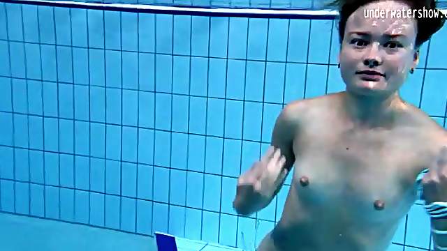 Tight body in a hot bikini for underwater porn