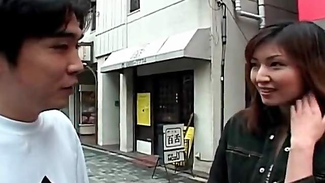 Hitomi Ikeno sucks his hard dick in public