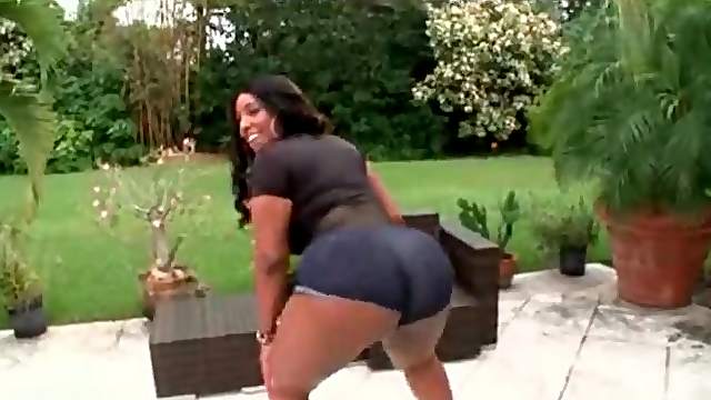 Chubby black girl Layla Monroe shakes ass