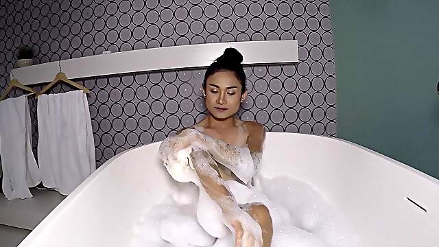 Brunette Nonny's steamy solo session in HD